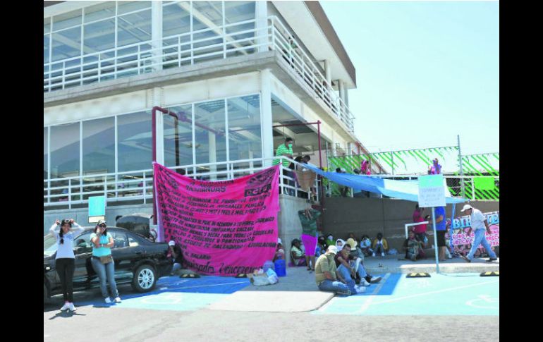 Dañan comercios. La protesta magisterial de ayer en Chilpancingo tuvo impacto en tiendas de autoservicio, que ya preparan demandas. NTX /