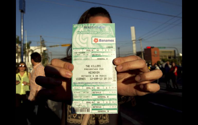 Antes de ingresar, los boletos del concierto lucían en manos de sus dueños como un pase al paraíso. EL INFORMADOR /