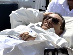 El expresidente Hosni Mubarak, postrado en una camilla, fue trasladado en helicóptero a la Academia de Policía para la audiencia. AFP /