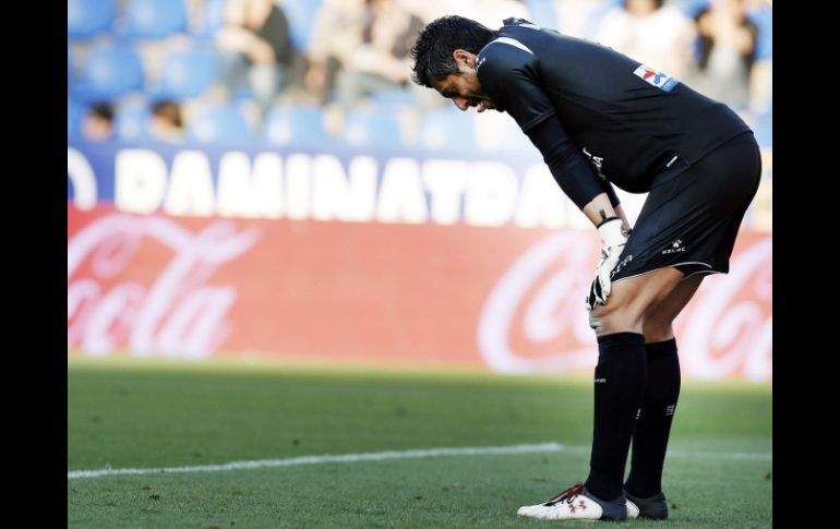 El portero del Levante, el uruguayo Gustavo Munúa, tras el cuarto gol ante el Deportivo. EFE /