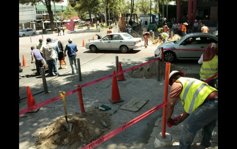 El Ayuntamiento de Guadalajara contempla la reparación de las banquetas sobre la Avenida Chapultepec.  /