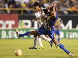 Chávez del Atlas disputa el balón con Muñoz Mustafá del San Luis en el partido. MEXSPORT /