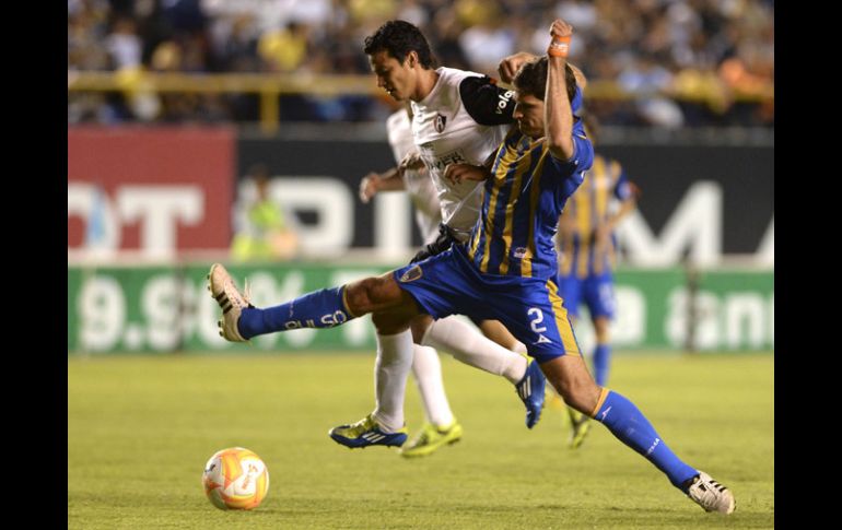 Chávez del Atlas disputa el balón con Muñoz Mustafá del San Luis en el partido. MEXSPORT /