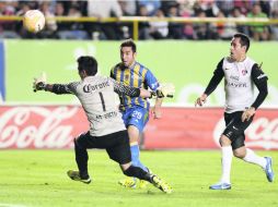 David Salazar (centro), del San Luis, vence al arquero del Atlas, Miguel Pinto, al minuto 77, para hacer el 1-1 momentáneo. MEXSPORT /