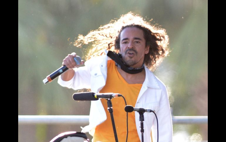 El vocalista de Café Tacvba,  Rubén Albarrán, envió un mensaje de agradecimiento a los asistentes durante su aparición. AP /