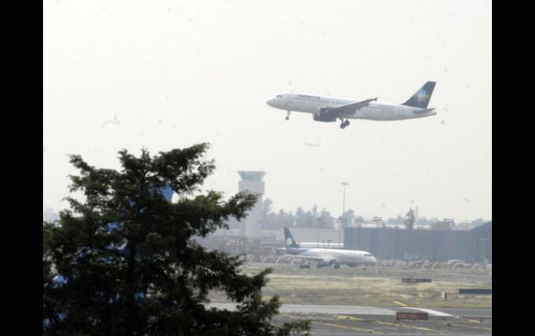 La niña de cuatro años llegó en un vuelo procedente de El Salvador al Aeropuerto Internacional de la Ciudad de México. ARCHIVO /