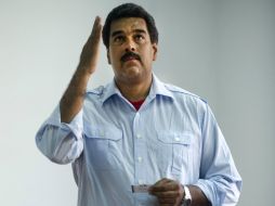 Al momento de emitir su voto, Maduro miró hacia arriba y asumió una actitud de oración. AFP /