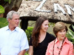 En la imagen, George y Laura Bush con su hija Jenna. ARCHIVO /