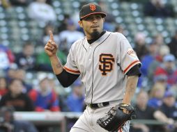 Sergio Romo # 54 de los Gigantes de San Francisco reacciona después de conseguir el último out contra los Cachorros de Chicago. AFP /