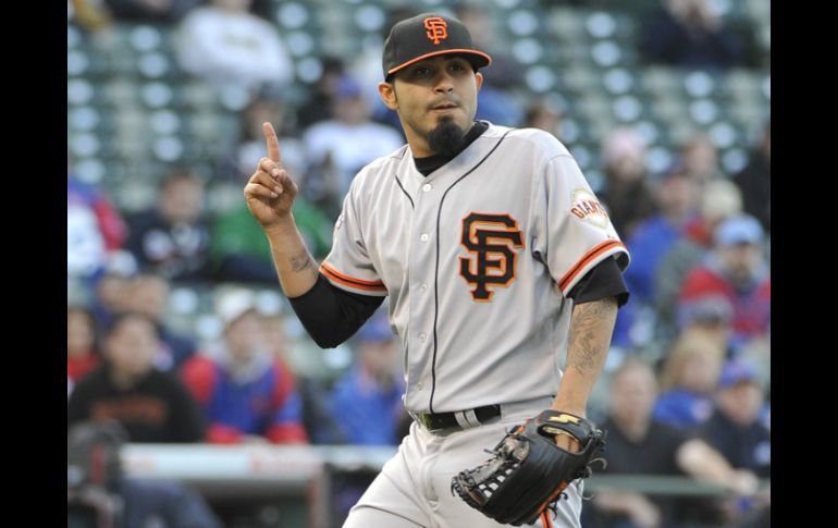 Sergio Romo # 54 de los Gigantes de San Francisco reacciona después de conseguir el último out contra los Cachorros de Chicago. AFP /