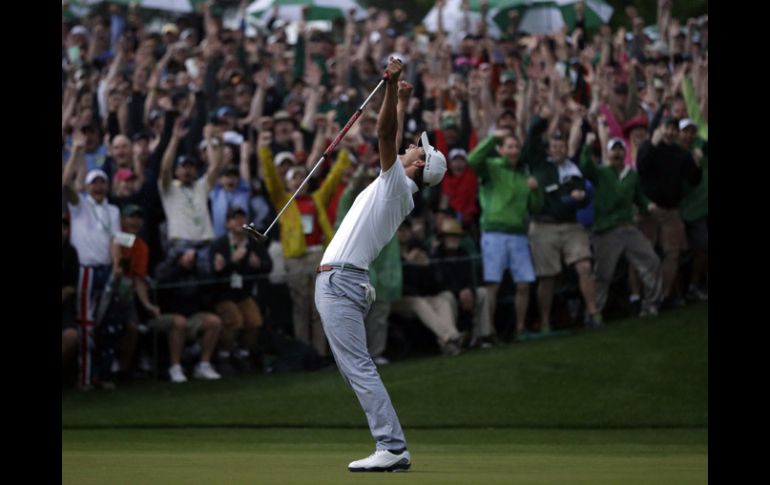 Adam Scott festeja luego de conseguir el birdie que le dio el título del Masters. AP /