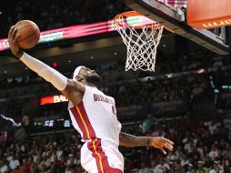 LeBron James clava el balón durante el partido. AP /