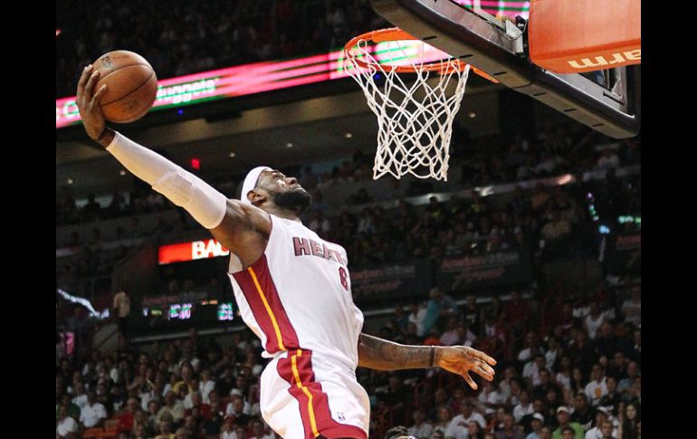 LeBron James clava el balón durante el partido. AP /