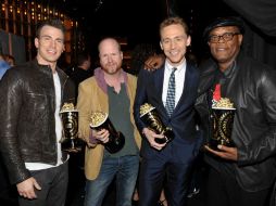 Chris Evans, Joss Whedon y Tom Hiddleston recibieron gustosos el premio a Mejor Pelea en los MTV Movie Awards. AP /