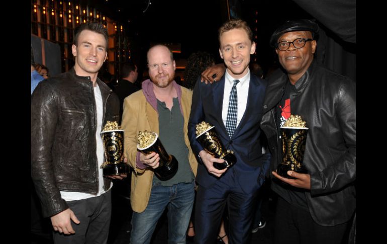 Chris Evans, Joss Whedon y Tom Hiddleston recibieron gustosos el premio a Mejor Pelea en los MTV Movie Awards. AP /