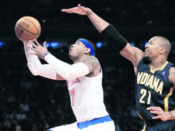 No fue suficiente. Carmelo Anthony dispara ante la marcación de David West. AP /