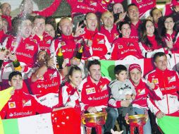 En armonía. Mecánicos, ingenieros y pilotos festejan el triunfo de Ferrari en China. EFE /