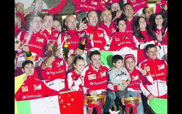 En armonía. Mecánicos, ingenieros y pilotos festejan el triunfo de Ferrari en China. EFE /