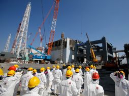 Periodistas llegan a Fukushima para una visita guiada, con el fin de exponerles la situación actual de la planta. AP /