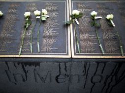 En el centro de Belfast, rosas blancas reposan sobre el monumento en recuerdo a las víctimas del hundimiento. AP /