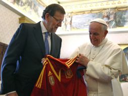 Rajoy obsequia la camiseta e invita al Sumo Pontífice a visitar su país. EFE /