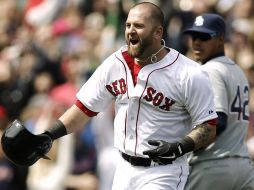 El primera base Mike Napoli celebrando la victoria de los Medias Rojas de Boston ante los Rays de Tampa Bay. AP /