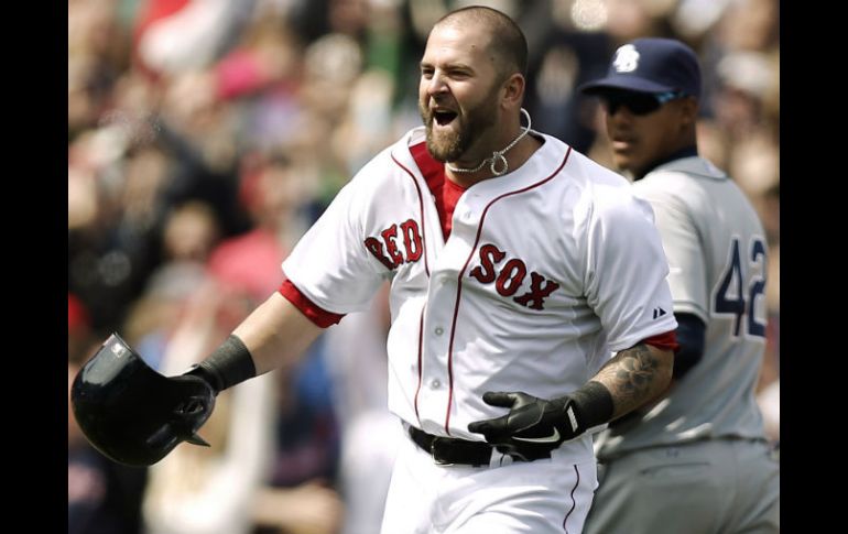 El primera base Mike Napoli celebrando la victoria de los Medias Rojas de Boston ante los Rays de Tampa Bay. AP /