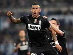 Arturo Vidal celebra el gol anotado favoreciendo a su equipo en contra de la Lazio. EFE /