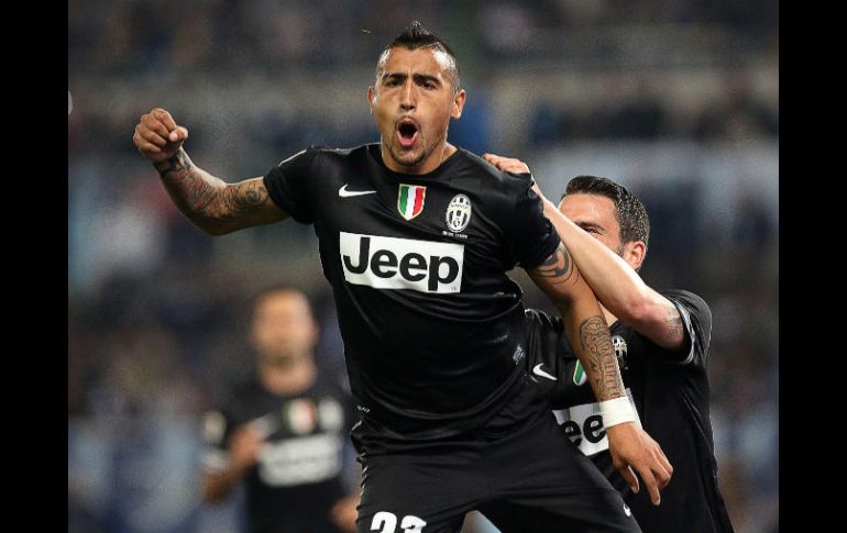 Arturo Vidal celebra el gol anotado favoreciendo a su equipo en contra de la Lazio. EFE /