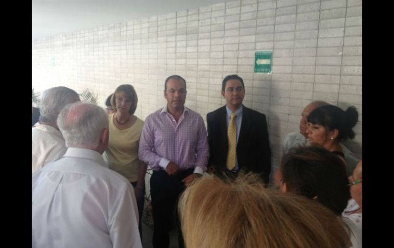 Los vecinos en Prodeur junto a la regidora Maribel Alfeirán, el regidor Mario Salazar y el diputado Víctor Sánchez.  /