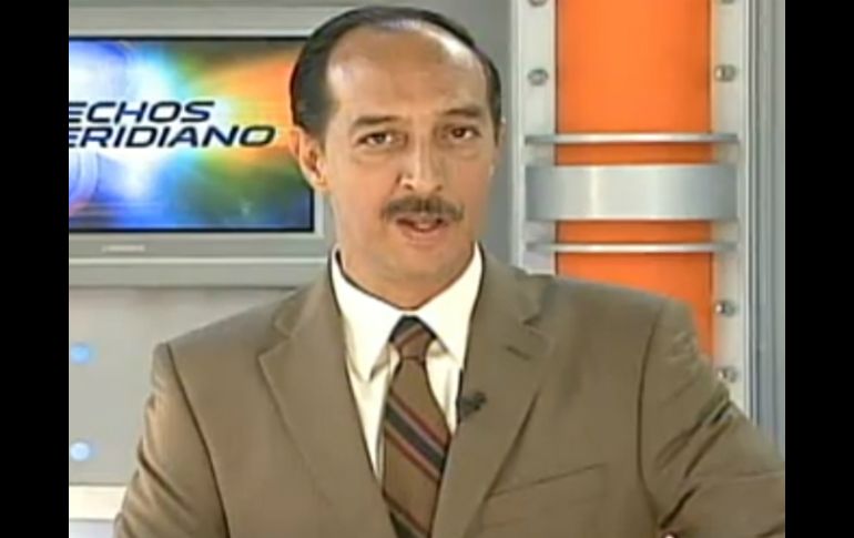 Hace dos meses, Alonso de la Colina conducía un noticiero de la cadena TV Azteca. ESPECIAL /