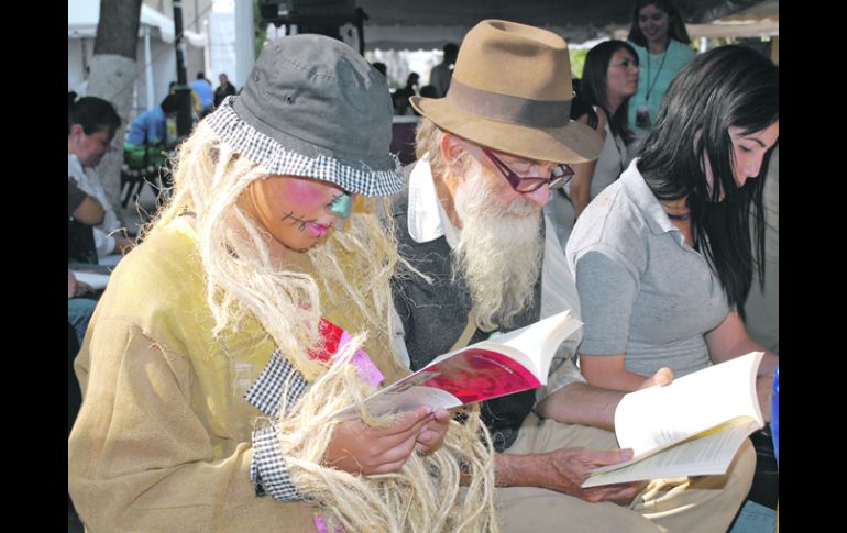 La tradición de festejar al libro comenzó en Barcelona, España. En la imagen, el acto organizado por la FIL en 2011. FIL SERGIO GARIBAY  /