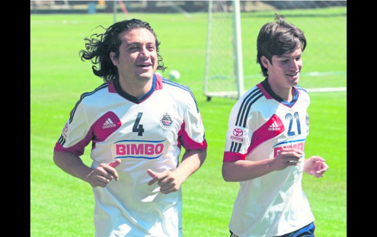 Héctor Reynoso corre con su compañero Carlos Fierro, durante el entrenamiento del Guadalajara en Verde Valle. MEXSPORT /