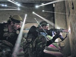 Javier Manzano  ganó el premio a ''Mejor fotografía'' por esta imagen que muestra a dos milicianos sirios haciendo guardia. AFP /