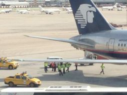 Fotografía tomada deTwitter que muestra el avión con la cola desprendida. ESPECIAL /