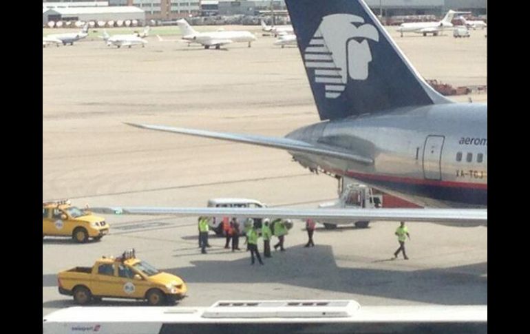 Fotografía tomada deTwitter que muestra el avión con la cola desprendida. ESPECIAL /