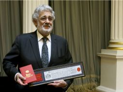 El cantante lírico español Plácido Domingo muestra el certificado de las Llaves de la City de Londres. EFE /