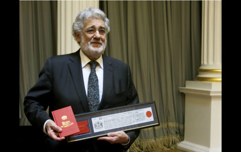 El cantante lírico español Plácido Domingo muestra el certificado de las Llaves de la City de Londres. EFE /