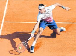 En el límite. Juan Martín del Potro perdió el primer set, pero logró recomponer su juego y ganó los dos decisivos. AP /