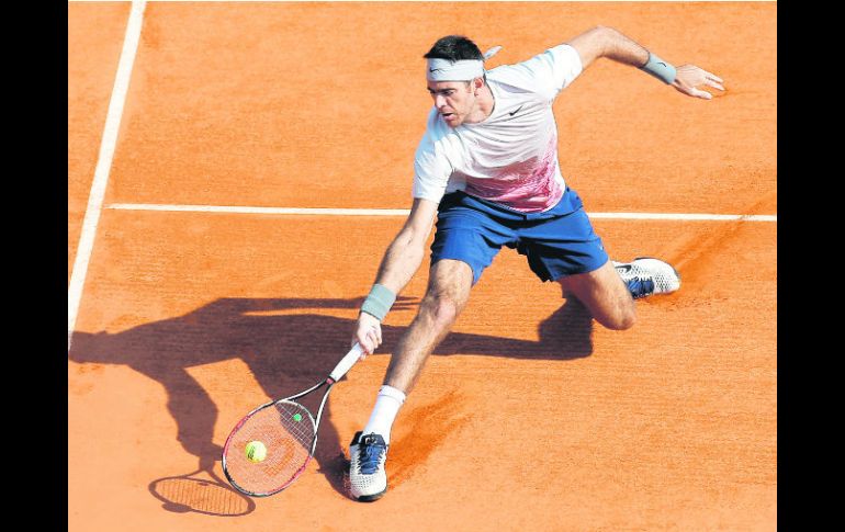 En el límite. Juan Martín del Potro perdió el primer set, pero logró recomponer su juego y ganó los dos decisivos. AP /