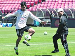 El técnico nacional observa con atención la manera de controlar el balón por parte del delantero de Chivas, Rafael Márquez Lugo. MEXSPORT /