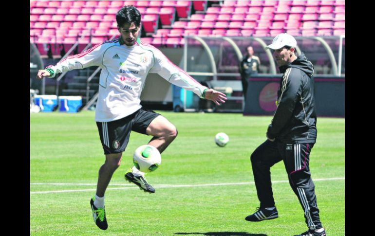 El técnico nacional observa con atención la manera de controlar el balón por parte del delantero de Chivas, Rafael Márquez Lugo. MEXSPORT /