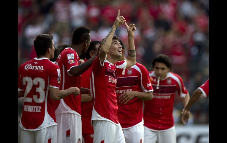 Flavio Santos (centro) se despachó con dos goles en la victoria. AFP /