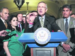 Harry Reid, toma la palabra después de que no alcanzar la votación para obligar a los compradores de armas a informar antecedentes. EFE /