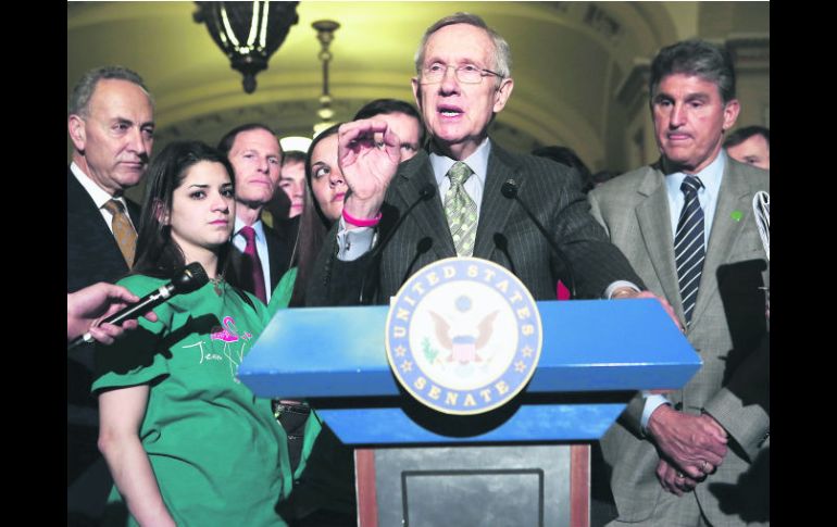 Harry Reid, toma la palabra después de que no alcanzar la votación para obligar a los compradores de armas a informar antecedentes. EFE /