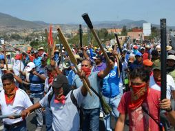 El grupo de maestros disidentes realiza una marcha sobre la Autopista del Sol en sus cuatro carriles. NTX /