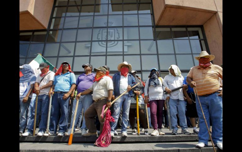 Luego de tres horas de protesta, los maestros dejan libre un carril de la Autopista del Sol. SUN /