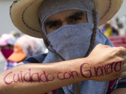 Uno de los manifestantes muestra en sus brazos la consigna 'Cuidado con Guerrero, estado guerrillero. AFP /