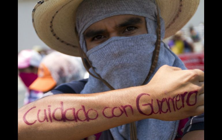 Uno de los manifestantes muestra en sus brazos la consigna 'Cuidado con Guerrero, estado guerrillero. AFP /