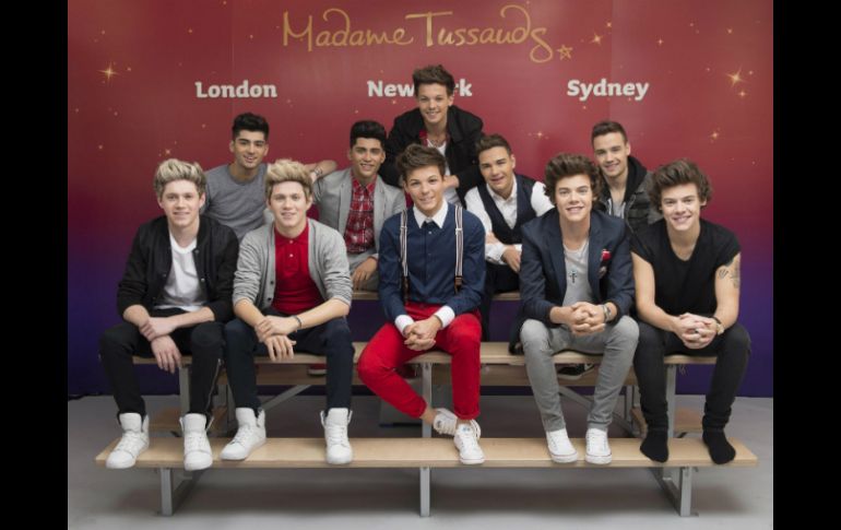 Naill, Zayn, Louis, Liam y Harry posaron junto a sus figuras de cera, que fueron desveladas este jueves. EFE /